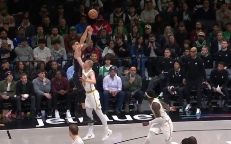 开云体育官网-这球没得争辩！小波特干拔三分踢腿绊倒豪泽被吹进攻犯规